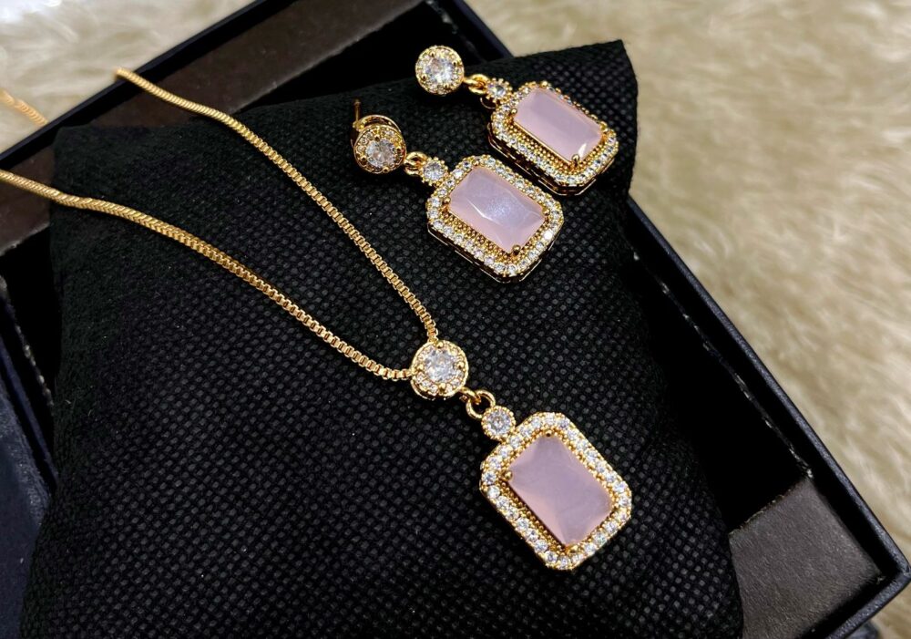 Gold locket set C70