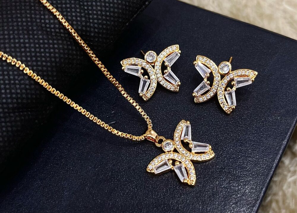 Gold locket set C70