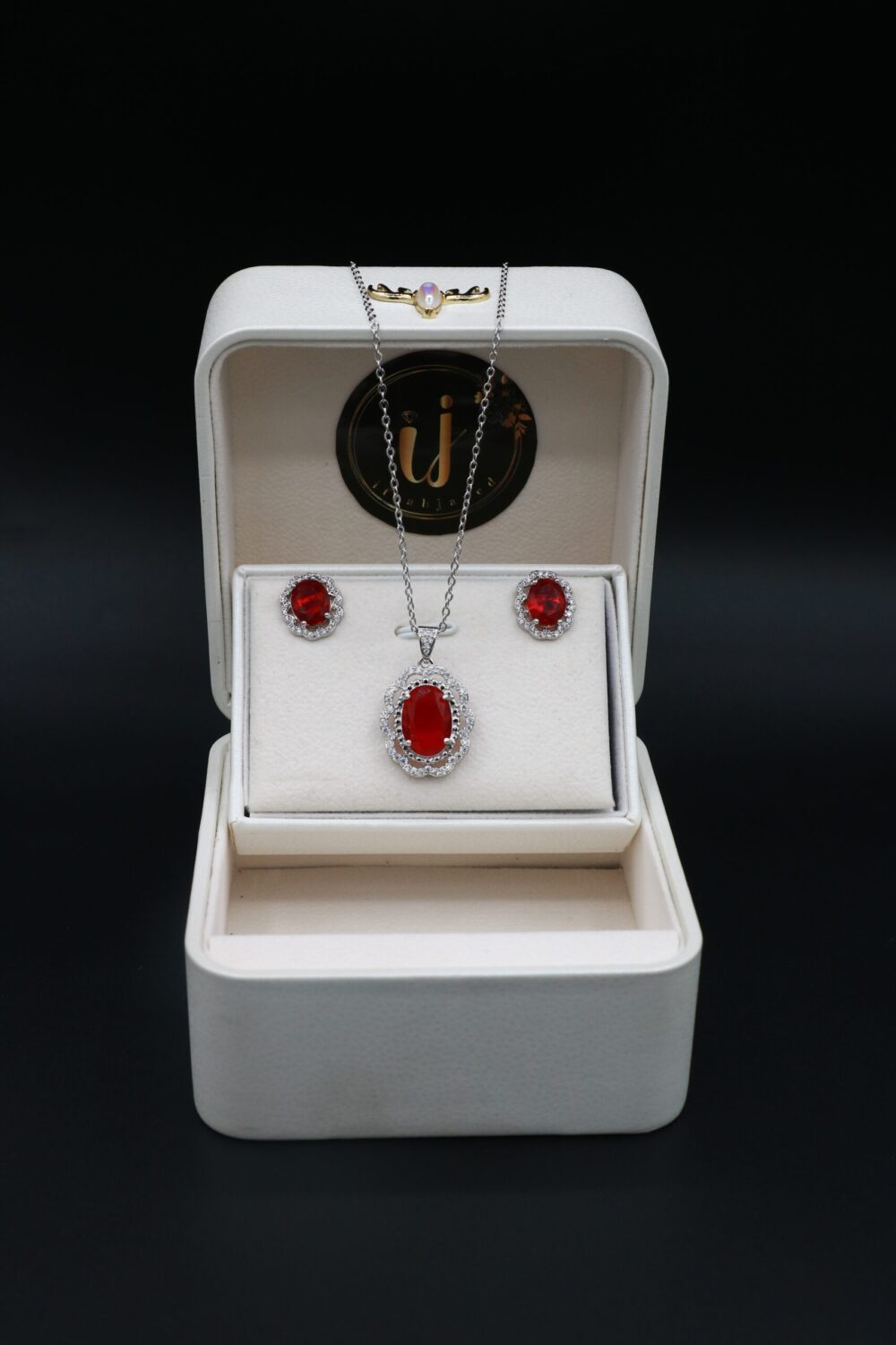 Stone pendant set