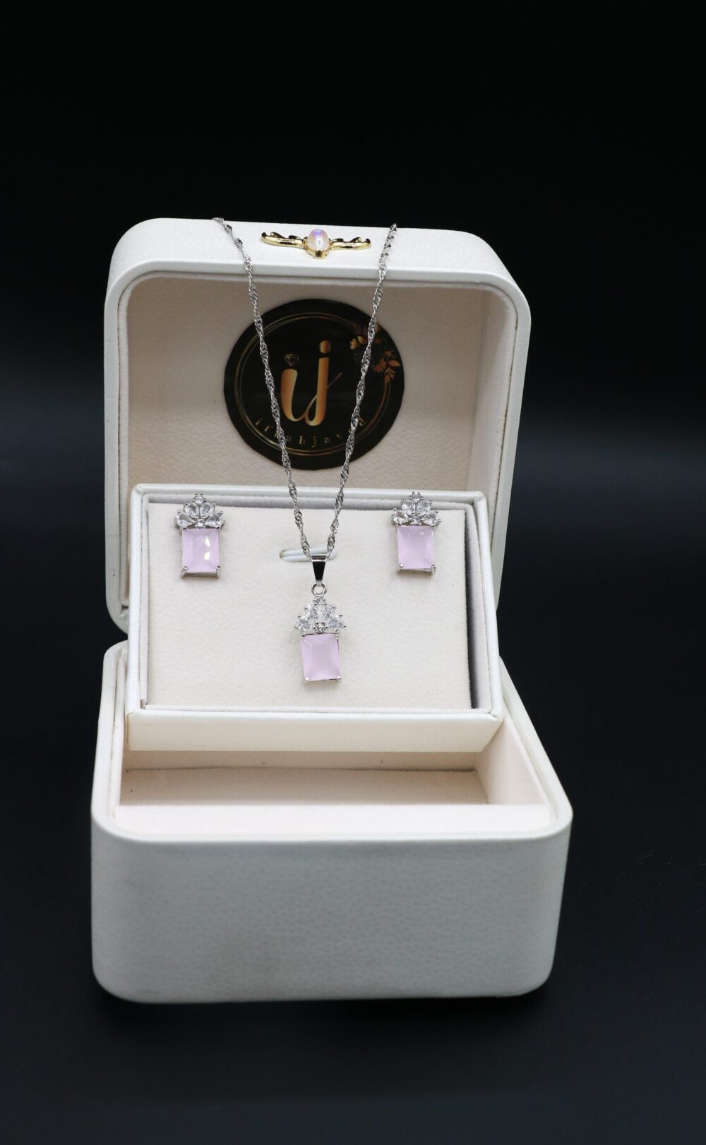 Elegant pendant
