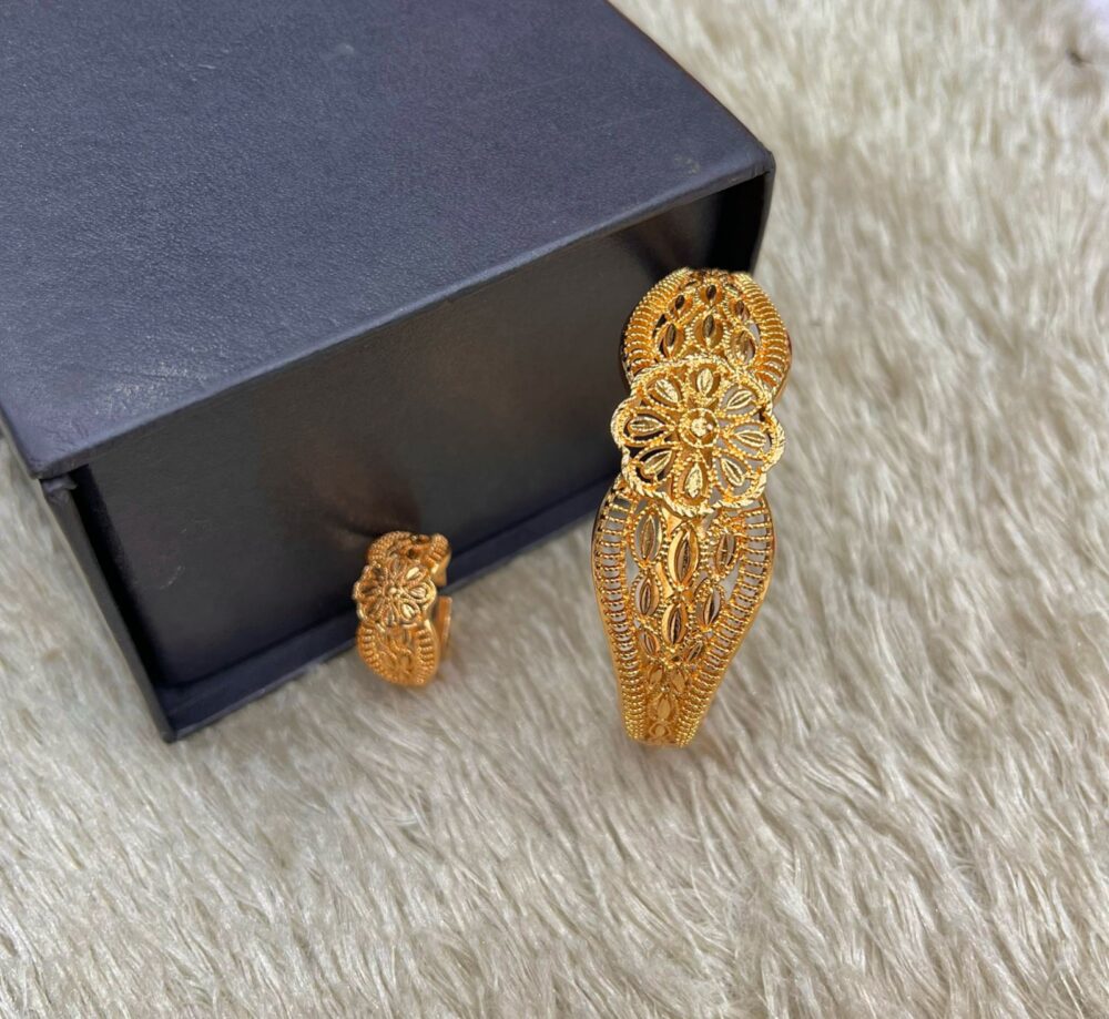Gold hand cuff with ring D20