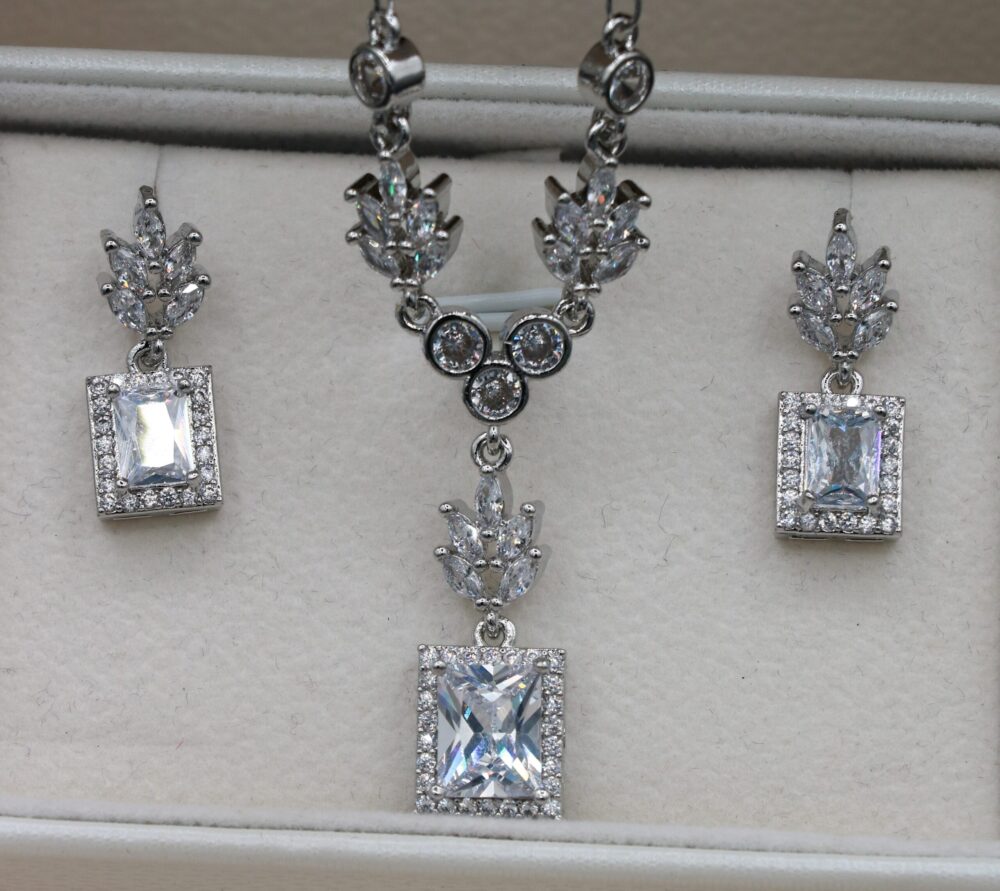 Diamond necklace set